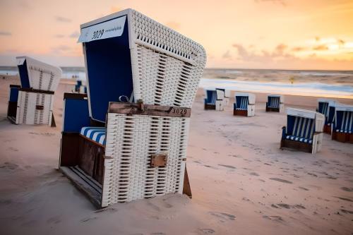 a bunch of beach chairs on the beach at Stylischer Altbau im Zentrum in Kiel
