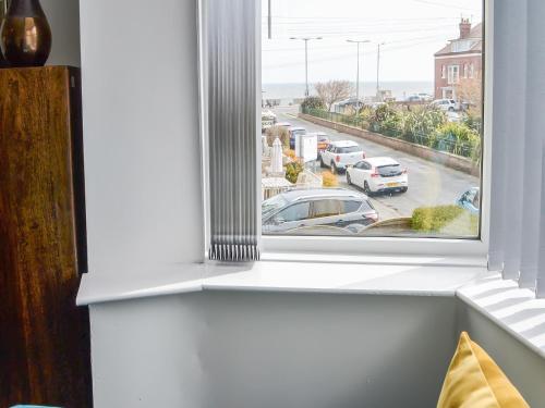 una ventana con vistas a un aparcamiento en Seaforth House, en Bridlington