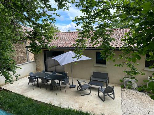 Photo de la galerie de l'établissement Gîte Intemporel Domaine du Galop d Aure, à Châteauneuf-de-Galaure