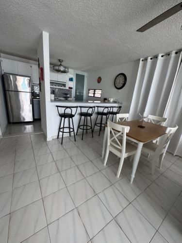 a kitchen and dining room with a table and chairs at Casa Rosado Villa Marina Fajardo Yunque Seven Seas in Fajardo