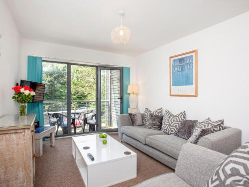 een woonkamer met een bank en een tafel bij 4 Water Wheel Apartment in Charlestown