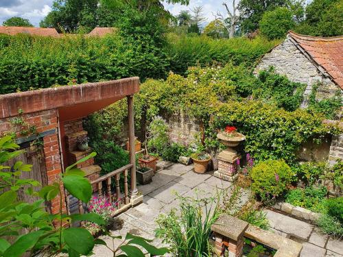 a garden with a bunch of plants and flowers at Midelney Music Room in Drayton