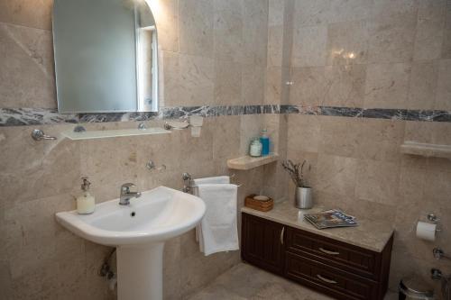 un bagno con lavandino e specchio di Monix Homes-Villa Deniz - Stunning Seaview a Yarim Adası
