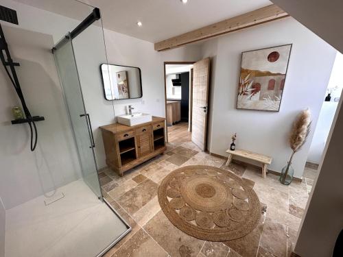 une salle de bain avec une douche, un lavabo et un miroir dans l'établissement Beautiful new T3 Duplex sea view, à Étel