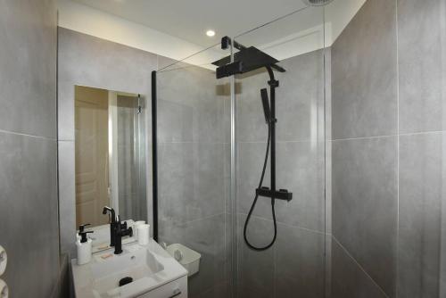 une salle de bain avec douche et lavabo dans l'établissement Nice Signature Trachel, à Nice