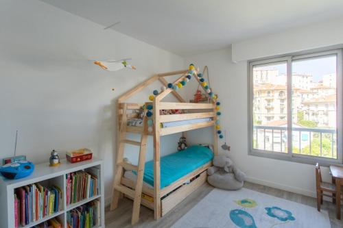 Cette chambre dispose de lits superposés et d'une étagère à livres. dans l'établissement Great family cocoon2 child bed parkingcentral, à Nice