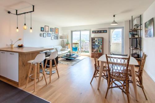 une cuisine et un salon avec une table et des chaises dans l'établissement Great family cocoon2 child bed parkingcentral, à Nice