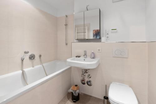 a bathroom with a sink and a tub and a toilet at Luxus im Zentrum für 6 Personen! 3 Zimmer, Balkon, WLAN, Parkplatz in Dresden