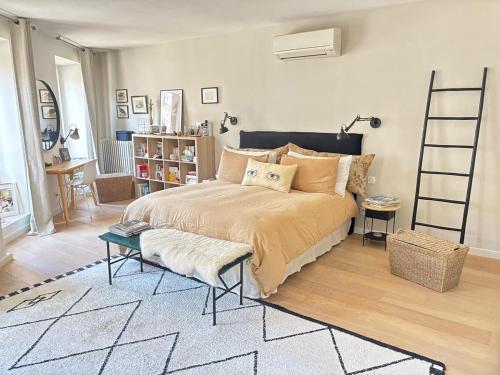 - une chambre avec un grand lit et une échelle dans l'établissement Saint-Jean-des-Cèdres, à Aix-en-Provence