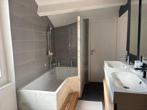 une salle de bain avec une baignoire blanche et un lavabo dans l'établissement Saint-Jean-des-Cèdres, à Aix-en-Provence