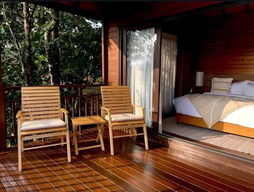 Ein Bett oder Betten in einem Zimmer der Unterkunft The Postcard Hideaway, Netravali Wildlife Sanctuary, Goa