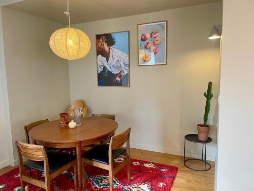 une salle à manger avec une table et des chaises en bois dans l'établissement La Kalinka Maison réconfortante au calme et proche du centre, à Saint-Brieuc