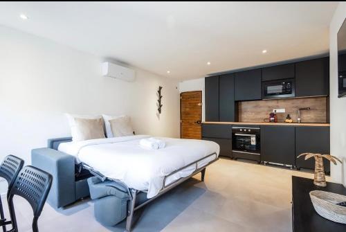 une chambre avec un lit et une cuisine dans l'établissement 2 Pcs Plein Coeur Ville, Palace Festivals, Port Plages, à Cannes