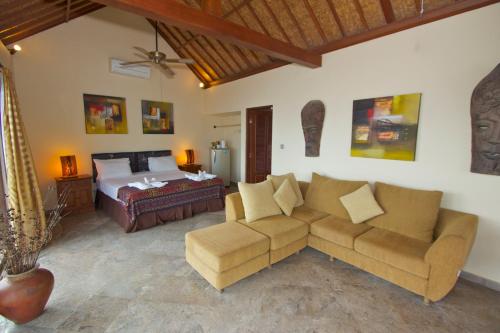 Ruang duduk di Bayshore Villa