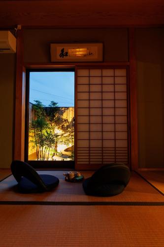 Foto da galeria de 新オープン480平方米海凪 庭園&露天風呂一日一組3名様同一料金 海歩いて1分 最大16名様 em Mitoyo