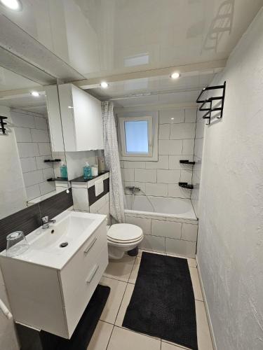 une salle de bain blanche avec un lavabo et des toilettes dans l'établissement Les Roses, à Bézaudun-les-Alpes