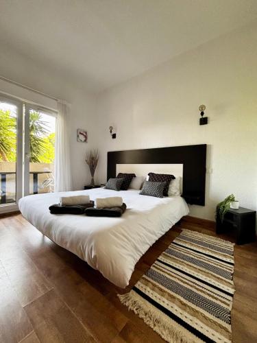 - une grande chambre avec un grand lit et une grande tête de lit dans l'établissement Rundinelle di Saint-Florent, à Saint-Florent