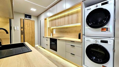 イワヴァにあるComfort Rooms Iławaの洗濯機と乾燥機付きのキッチン