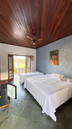 a bedroom with two beds and a ceiling at Casa do Mar Inn Paraty in Paraty