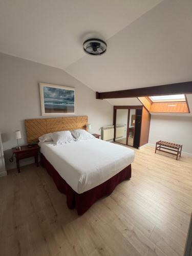 Postel nebo postele na pokoji v ubytování Hotel Puerto de Llanes