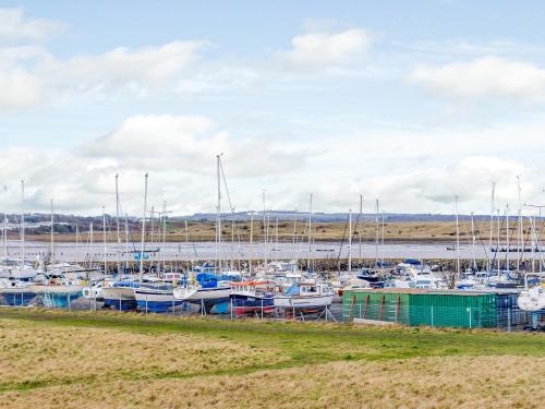 Ein Haufen Boote, die in einem Hafen angedockt sind. in der Unterkunft Marina View in Amble