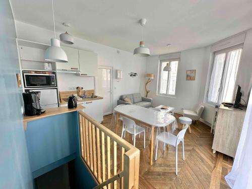 une cuisine et un salon avec une table et des chaises dans l'établissement Appartement 5 personnes à 100 m de la plage, à Berck-sur-Mer