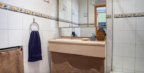 une salle de bain avec un lavabo et un miroir dans l'établissement Appartement lumineux Abbé, à Marseille