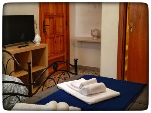 TV a/nebo společenská místnost v ubytování B&B il Faso vicino Zoosafari di Fasano