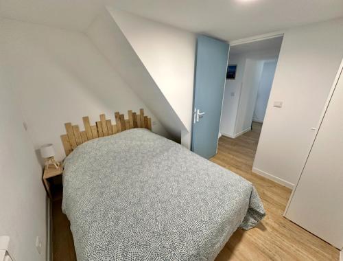 - une chambre avec un lit dans une pièce avec des escaliers dans l'établissement Appartement 5 personnes à 100 m de la plage, à Berck-sur-Mer