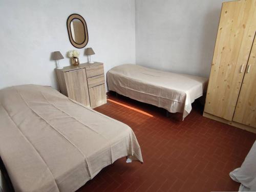 une chambre d'hôtel avec deux lits et un miroir dans l'établissement Bel appartement 3 pièces - 6 pers - Accès plage direct - Parking - TV/Lave-vaisselle/Lave-linge - FR-1-81-273, au Barcarès