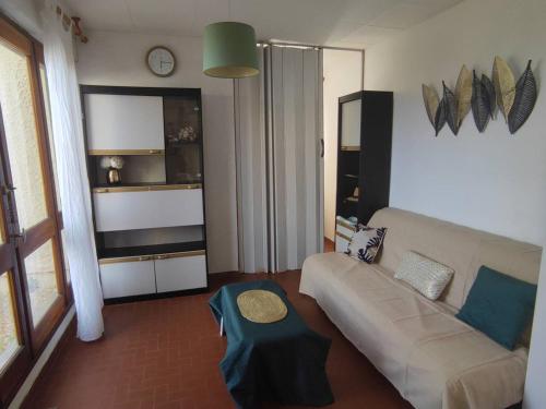 un salon avec un canapé et une table dans l'établissement Bel appartement 3 pièces - 6 pers - Accès plage direct - Parking - TV/Lave-vaisselle/Lave-linge - FR-1-81-273, au Barcarès