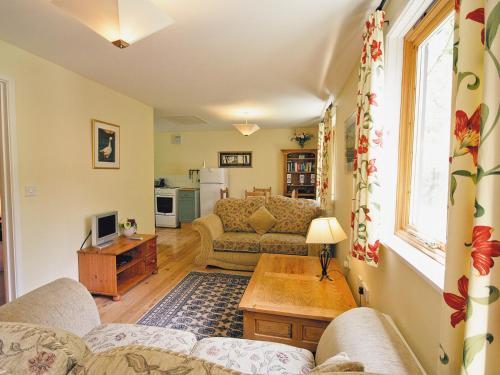 Χώρος καθιστικού στο Briar Cottage - E5335