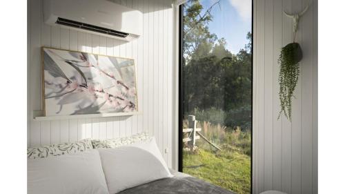 Un jardín fuera de Tiny Creekside Cabin by Tiny Away