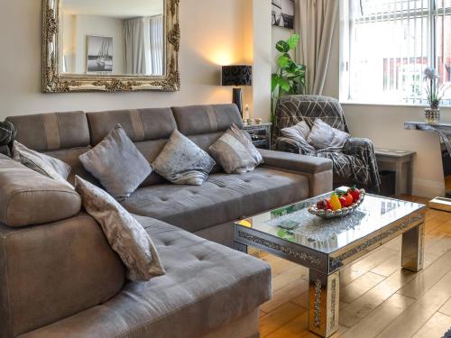 Una sala de estar con un sofá y una mesa de café. en Apartment 2, en Bridlington