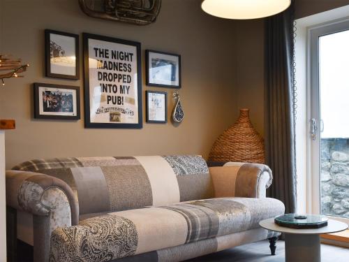 Posezení v ubytování The Yard Beach Retreat - Uk43652