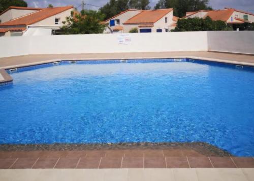 une grande piscine avec de l'eau bleue dans l'établissement Le Flamant Rose, à Vic-la-Gardiole