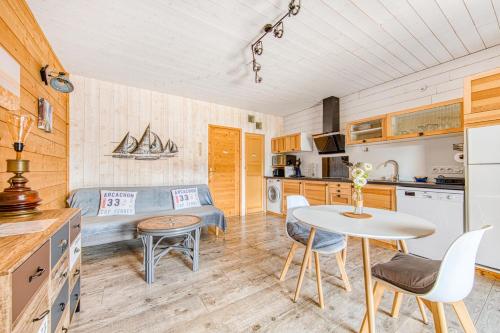 une cuisine et un salon avec une table et des chaises dans l'établissement La Gascogne, à Andernos-les-Bains