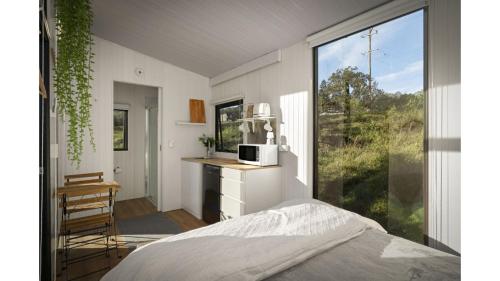 Una cocina o cocineta en Tiny Creekside Cabin by Tiny Away