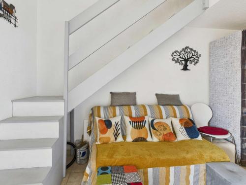 Cette chambre comprend un lit avec un arbre sur le mur. dans l'établissement Appartement Climatisé avec Parking, 4 Couchages au Grau d'Agde - FR-1-423-326, au Grau-dʼAgde
