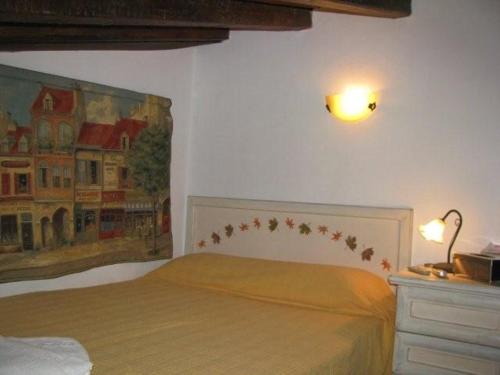 Tempat tidur dalam kamar di Porfyrousa Traditional Hotel