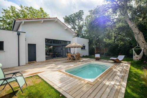 Superb villa with terrace and pool near the Ocean