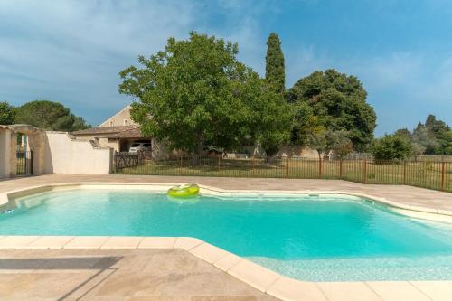 - une piscine avec un frisbee dans une cour dans l'établissement Le Pas Des Lanciers, à Mallemort