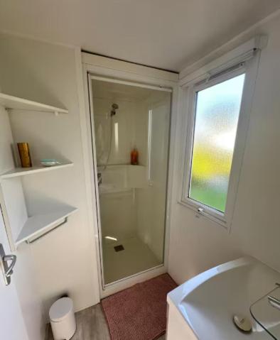 une salle de bain avec une douche et un lavabo et une fenêtre dans l'établissement Bungalow, 3 chambres, à La Bernerie-en-Retz