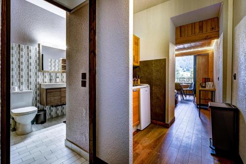 Habitación con baño con aseo y lavabo. en Superbe appartement hyper-centre, en Chamonix-Mont-Blanc