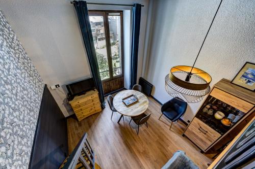 une vue aérienne d'un salon avec une table et des chaises dans l'établissement Superbe appartement hyper-centre, à Chamonix-Mont-Blanc