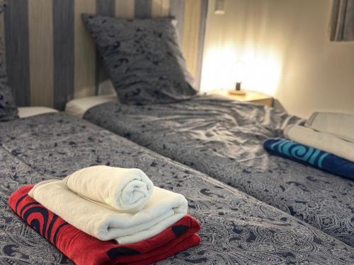 une pile de serviettes posée sur un lit dans l'établissement Villa 6 pers avec Parc - Piscine - Pool house - Calme -, à Méjannes-le-Clap