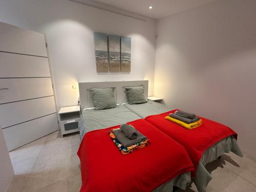 une chambre avec un lit avec une couverture rouge dans l'établissement Villa 6 pers avec Parc - Piscine - Pool house - Calme -, à Méjannes-le-Clap