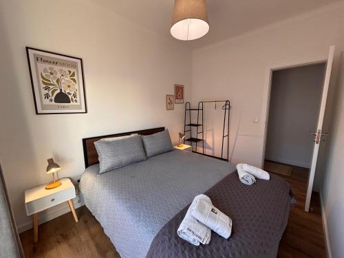a bedroom with a bed with towels on it at Charming Baixa IV - 3 Room APT in Lavradio