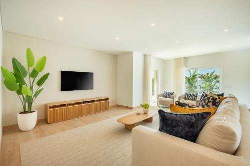 Tropical Beach Villa by Blue Diamond 21