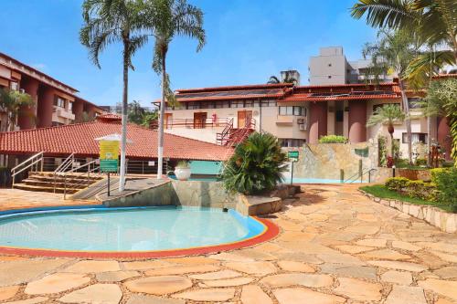 ein Schwimmbad vor einem Gebäude in der Unterkunft Recanto das Águas Quentes - TURISMO in Rio Quente